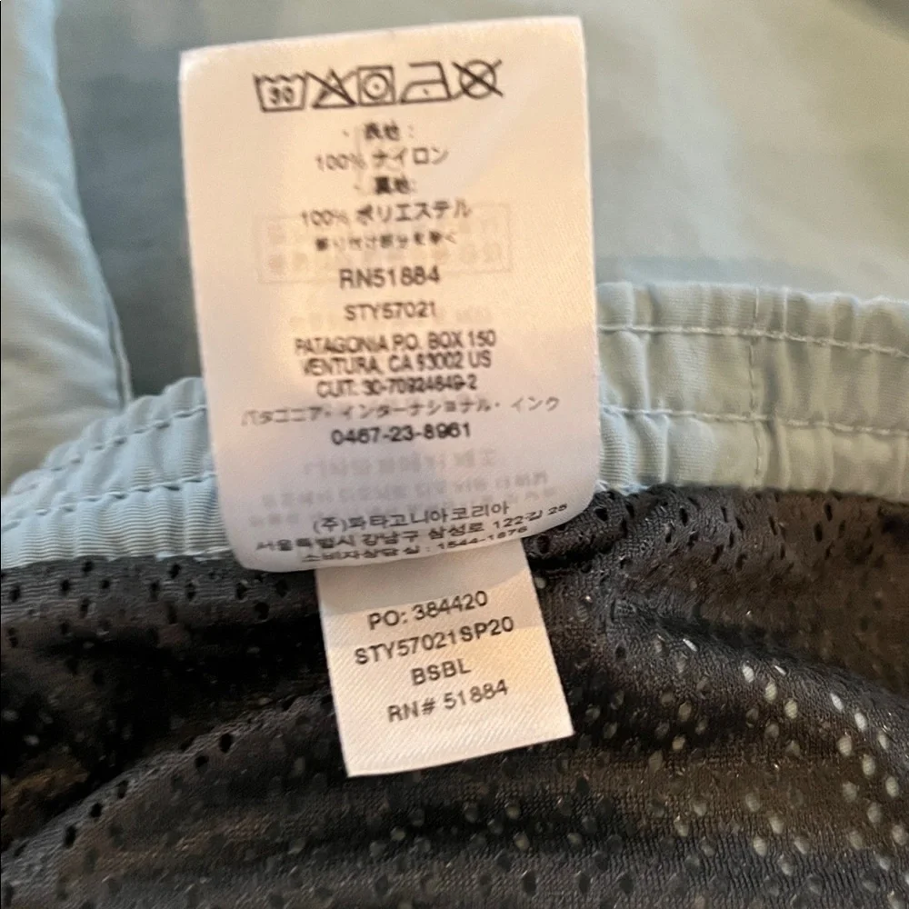 Patagonia men’s Baggies shorts in a light blue | size xl